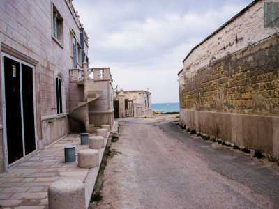 Il cineteatro Ulisse si trova praticamente sul mare, al termine di una secondaria stradina di campagna che parte dalla statale 16